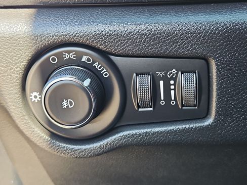 Used 2018 Chrysler Pacifica Touring-L FWD image 15