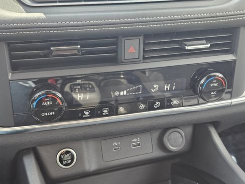 Used 2023 Nissan Rogue SV image 8