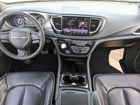 Used 2025 Chrysler Pacifica Limited FWD image 14