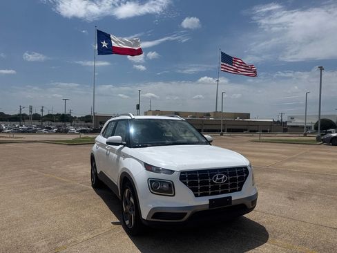 Used 2025 Hyundai Venue SEL FWD image 2