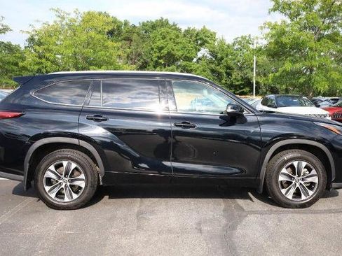 Used 2022 Toyota Highlander XLE AWD/4WD image 5