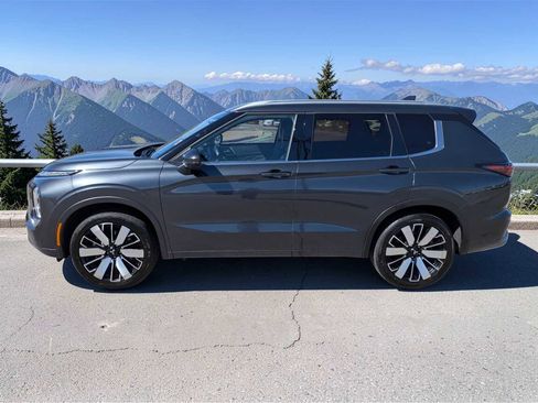 Used 2025 Mitsubishi Outlander SEL image 3