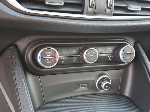 Used 2022 Alfa Romeo Stelvio Veloce image 16