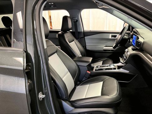 Used 2022 Ford Explorer XLT w/ Equipment Group 202A image 7