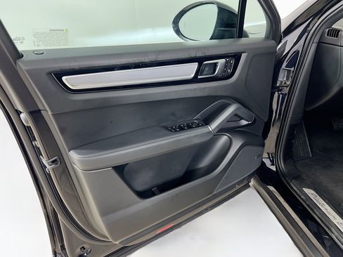 Used 2022 Porsche Cayenne Platinum Edition w/ Premium Package Plus image 18