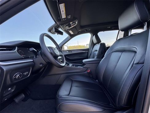 New 2025 Jeep Grand Cherokee Limited w/ Luxury Tech Group II image 18