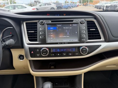 Used 2017 Toyota Highlander XLE FWD image 26