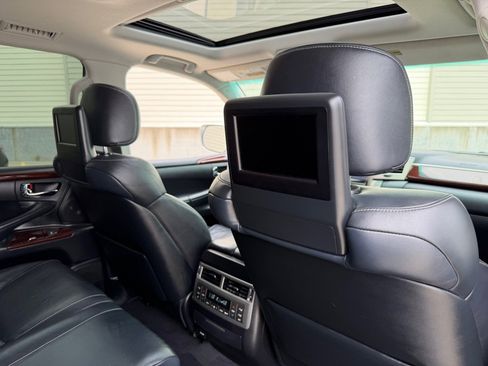 Used 2013 Lexus LX 570 4WD w/ Luxury Pkg image 17