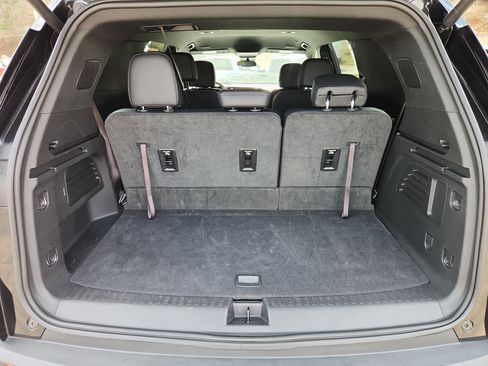 Used 2025 Chevrolet Traverse LT image 50