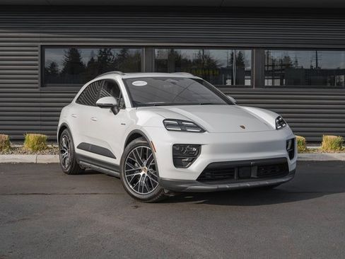 Used 2025 Porsche Macan 4 Electric image 32