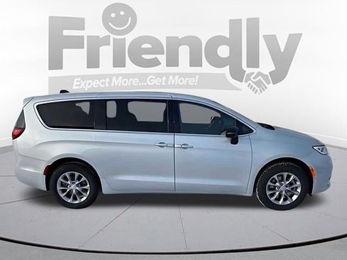 New 2026 Chrysler Pacifica Select AWD/4WD image 4