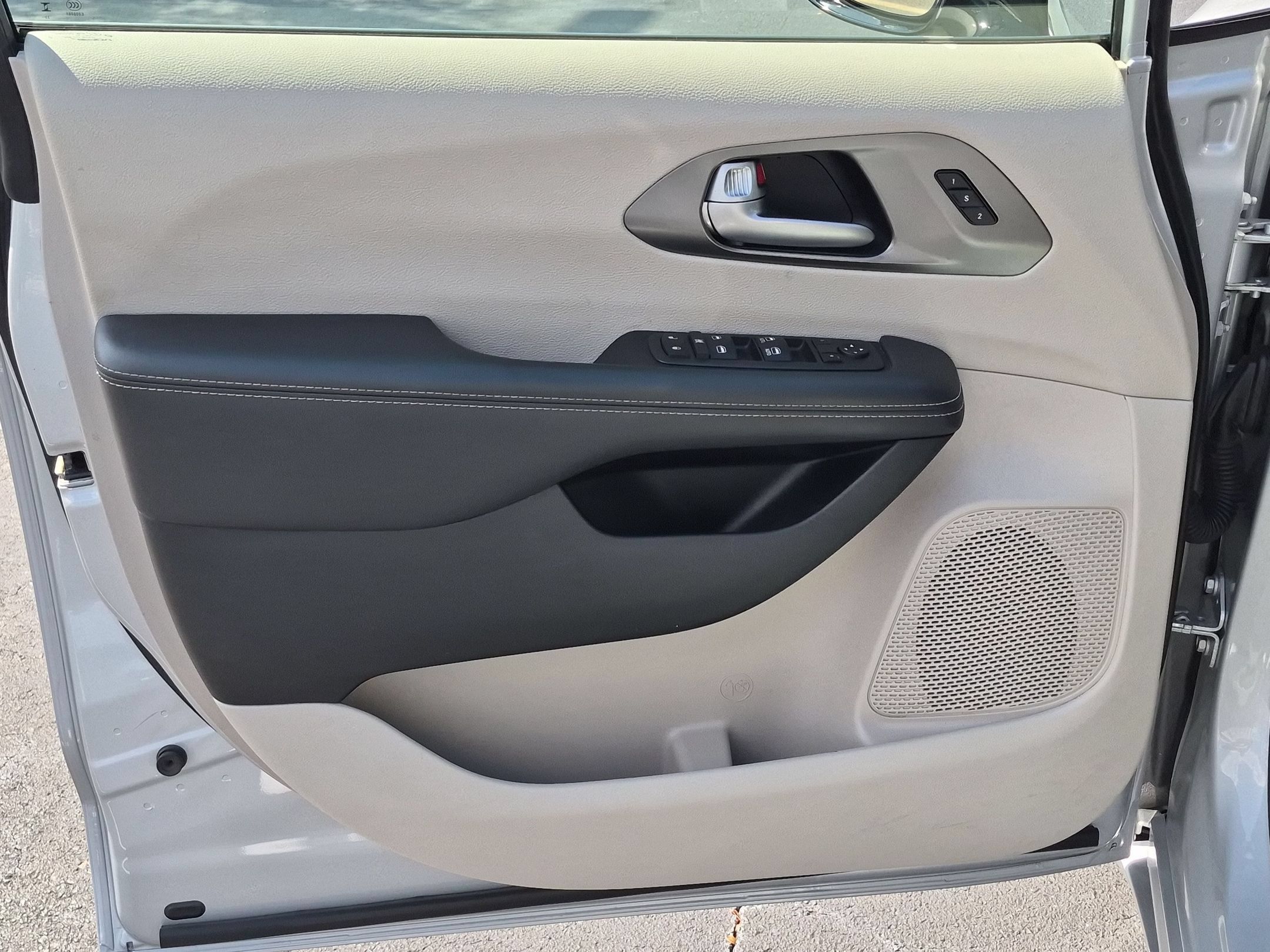 Used 2024 Chrysler Pacifica Touring-L FWD image 11
