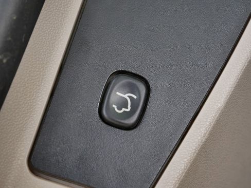 Used 2013 Chrysler Town & Country Touring image 13