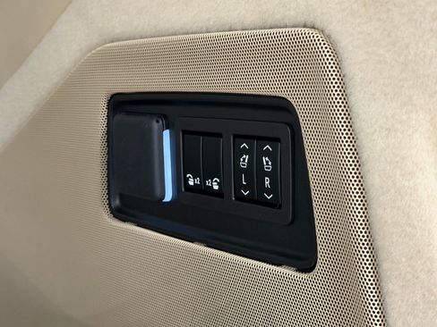 Used 2024 Cadillac Escalade ESV Premium Luxury AWD/4WD image 27