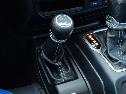 Used 2018 Jeep Wrangler Unlimited Sahara AWD/4WD image 15
