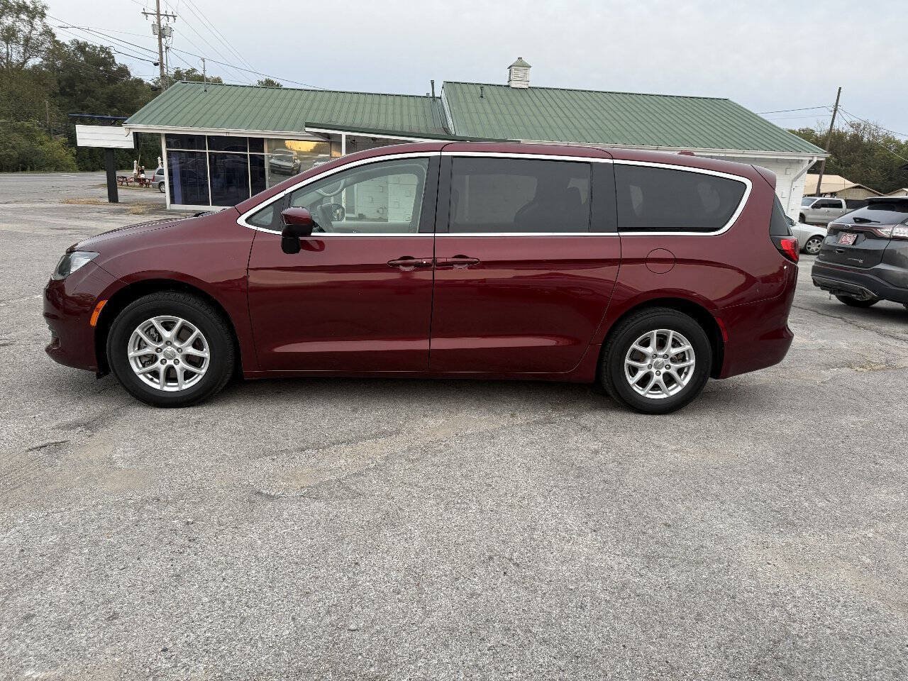 Used 2018 Chrysler Pacifica LX FWD image 3