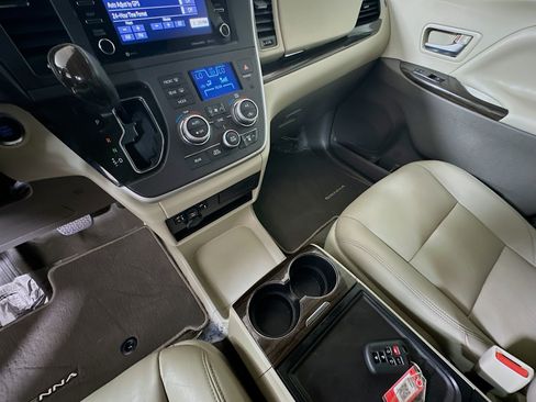 Used 2020 Toyota Sienna XLE FWD image 22