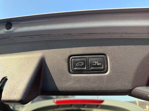 Used 2024 Kia Carnival EX image 12