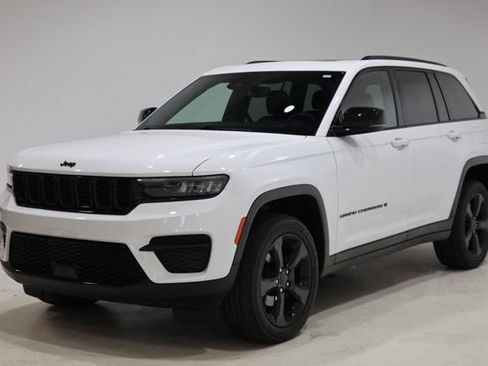 Used 2023 Jeep Grand Cherokee Altitude AWD/4WD image 3