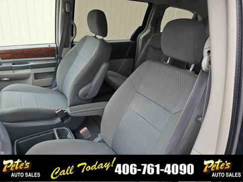 Used 2009 Chrysler Town & Country Touring image 22