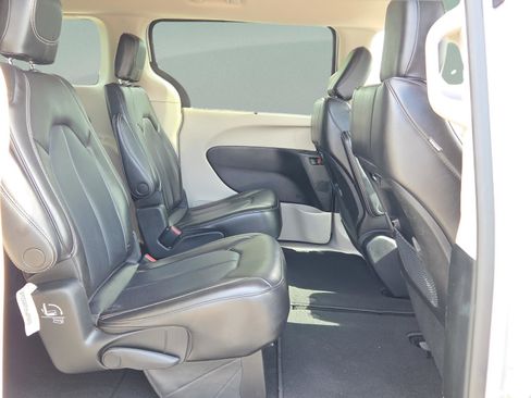Used 2023 Chrysler Pacifica Touring-L FWD image 15