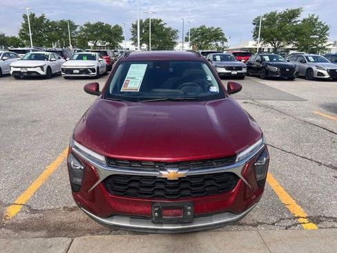 Used 2025 Chevrolet Trax LT w/ LT Convenience Package FWD image 2