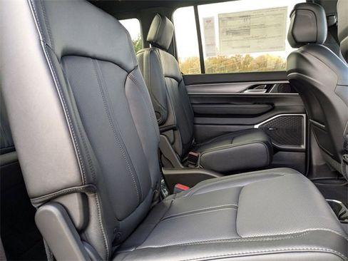 New 2025 Jeep Wagoneer Series II image 38