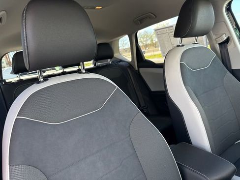 Used 2025 Volkswagen Taos SE image 15