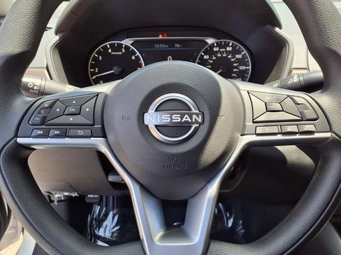 Used 2025 Nissan Altima 2.5 SV FWD image 9