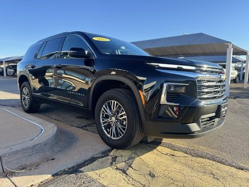 Used 2025 Chevrolet Traverse LT image 3