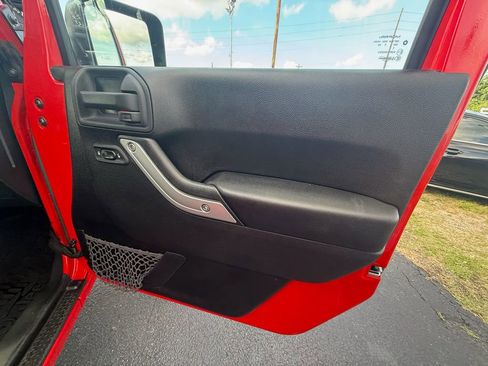 Used 2015 Jeep Wrangler Unlimited Rubicon w/ Dual Top Group AWD/4WD image 22