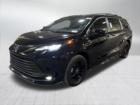 Certified 2024 Toyota Sienna XLE Woodland Edition AWD/4WD image 3
