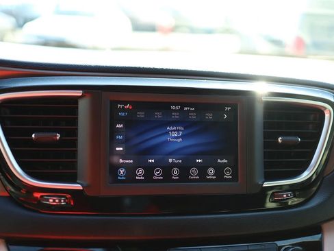 Used 2019 Chrysler Pacifica Touring-L FWD image 24