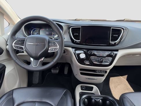 Used 2023 Chrysler Pacifica Touring-L FWD image 14