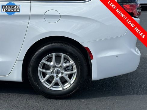 Used 2025 Chrysler Pacifica Select image 30