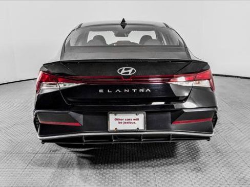 Used 2025 Hyundai Elantra SE FWD image 7