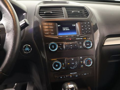 Used 2019 Ford Explorer XLT FWD image 5