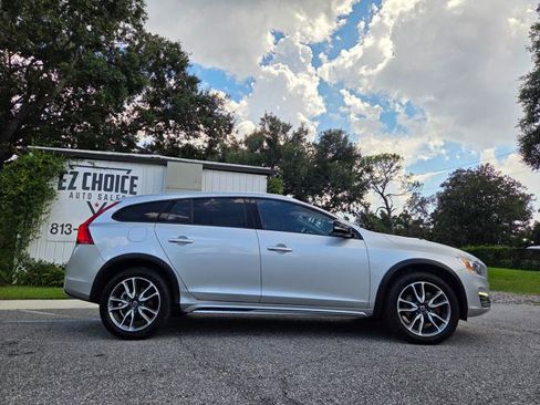 Used 2018 Volvo V60 T5 Cross Country image 3