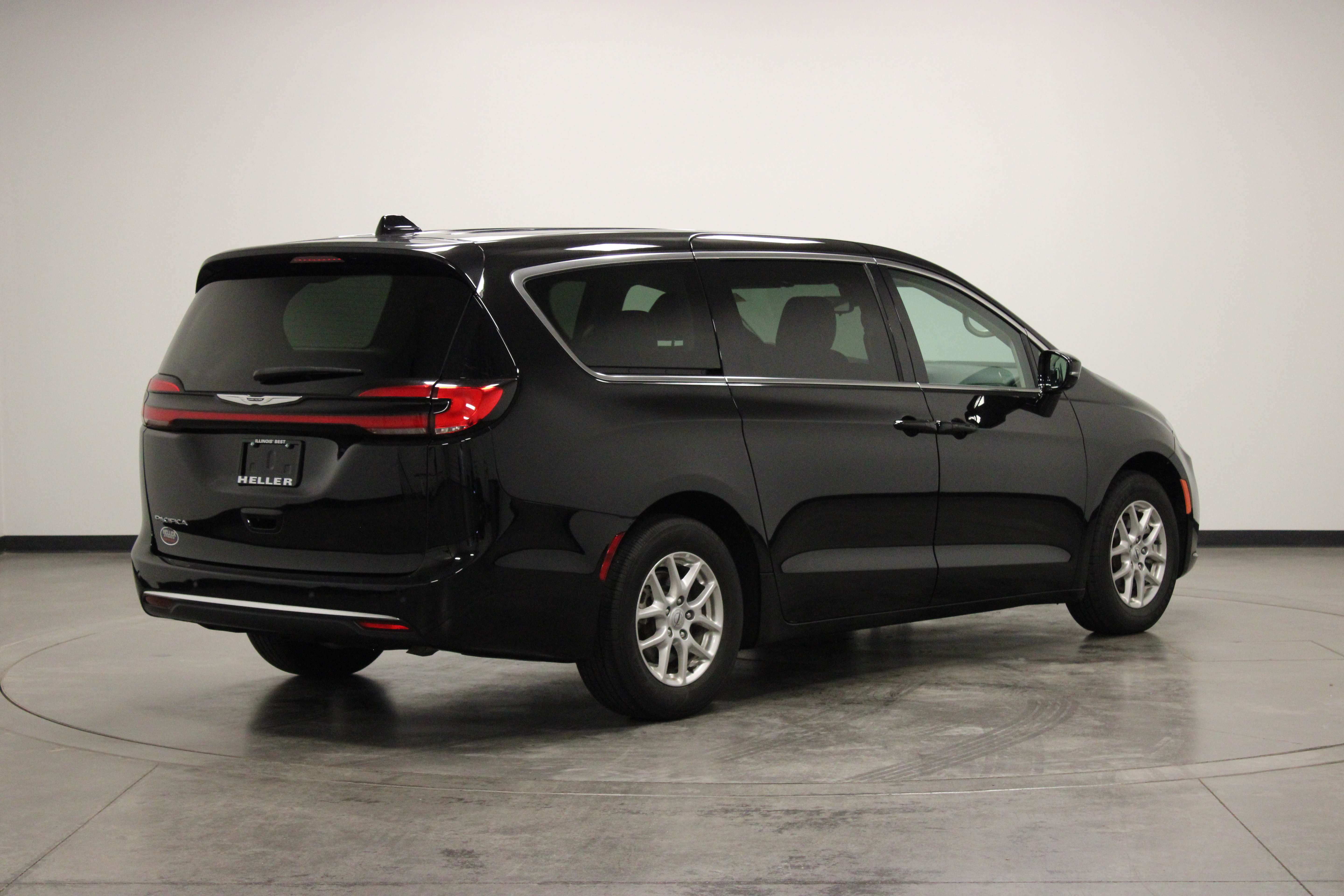 Used 2024 Chrysler Pacifica Touring-L FWD image 8