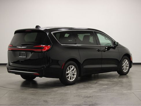 Used 2024 Chrysler Pacifica Touring-L FWD image 8