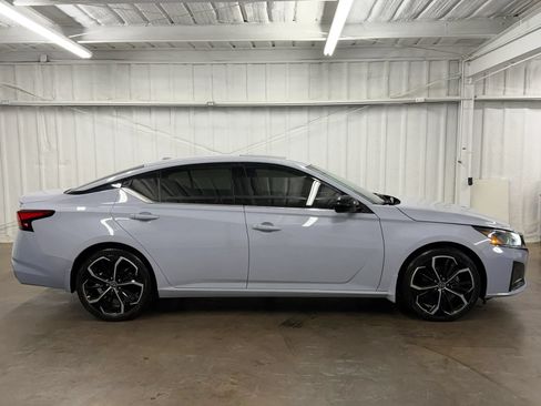 Used 2023 Nissan Altima 2.5 SR w/ SR Premium Package FWD image 3