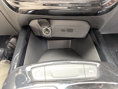 Used 2025 Chevrolet Trax LT FWD image 30