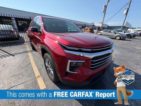 Used 2024 Chevrolet Traverse LT FWD image 2