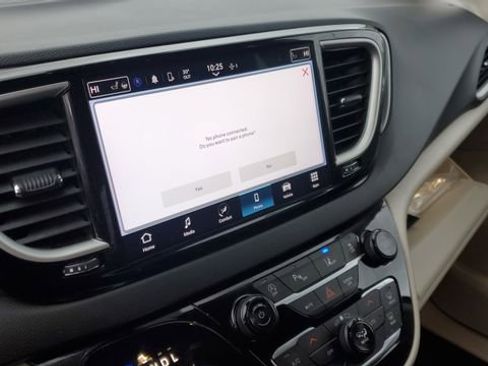 Certified 2024 Chrysler Pacifica Touring-L image 13