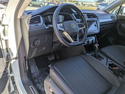 Used 2024 Volkswagen Tiguan SE image 5