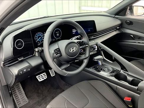 Used 2025 Hyundai Elantra SEL image 8