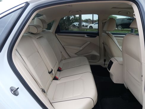 Used 2017 Volkswagen Passat 1.8T SE w/ SE Lighting Package image 12