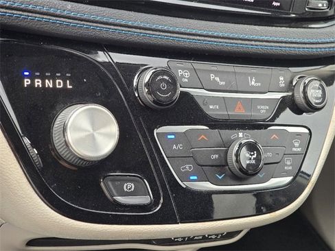 Used 2021 Chrysler Pacifica Touring-L image 19