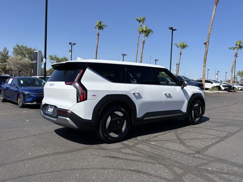 Certified 2026 Kia EV9 Light RWD image 3
