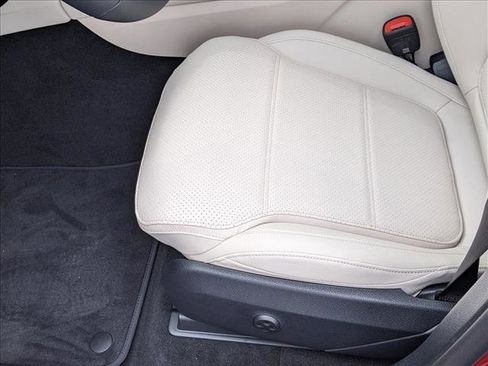 Used 2025 Mercedes-Benz GLC 350e 4MATIC image 4